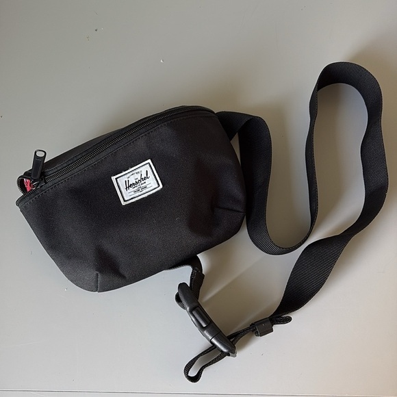 Herschel  Classic Hip Pack BLACK - Picture 1 of 5